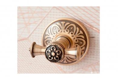 Dvojno obešalo Milano